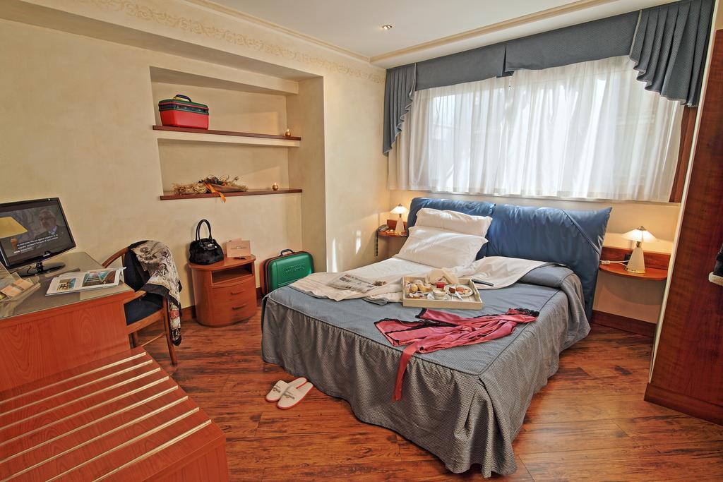 Hotel Aurora Wellness & Spa Тиволи Терме Стая снимка
