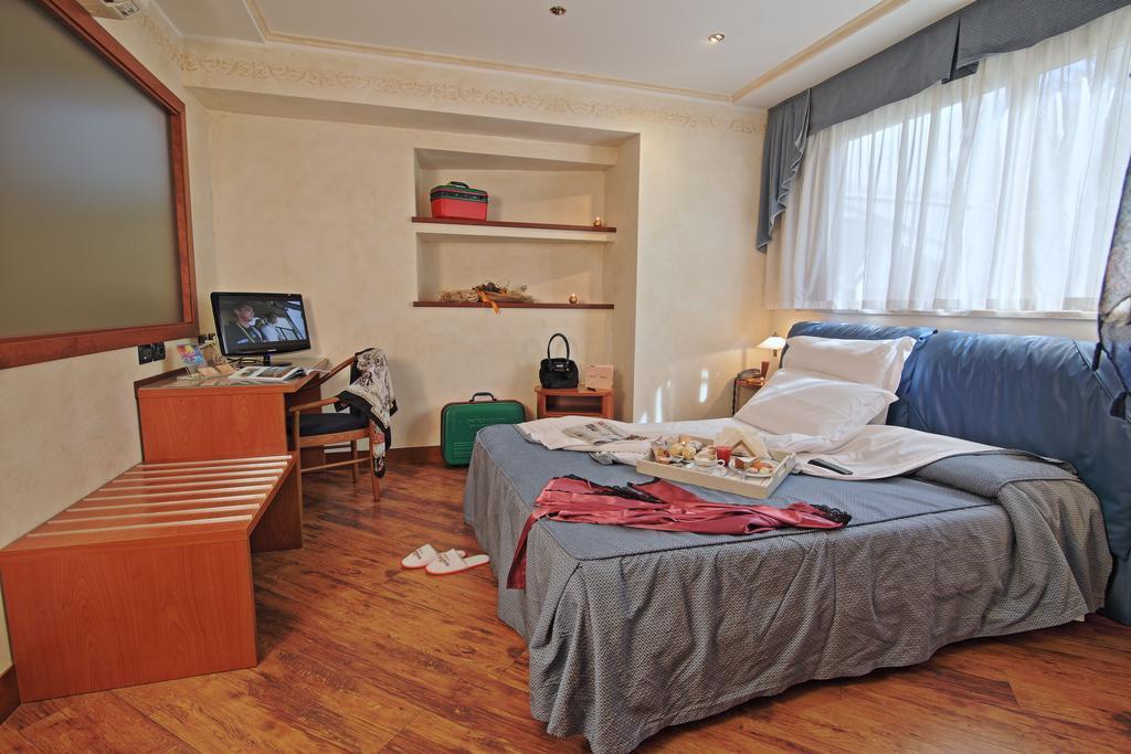 Hotel Aurora Wellness & Spa Тиволи Терме Стая снимка